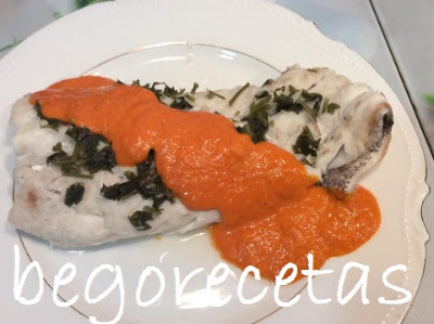 Merluza al vapor con salsa de piquillos