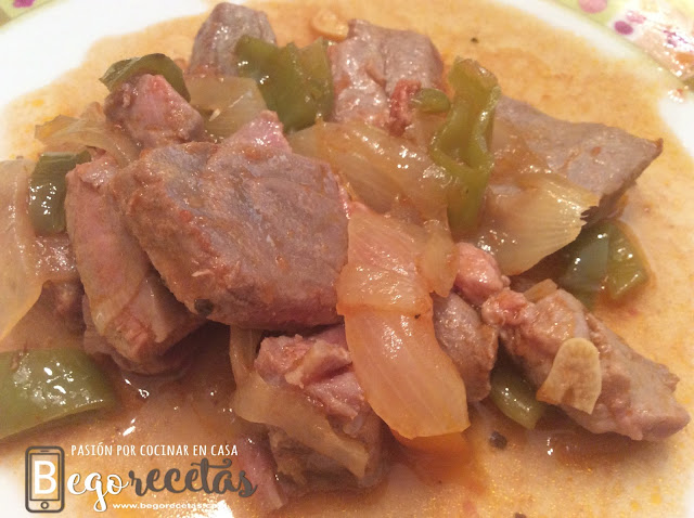 Atún encebollado