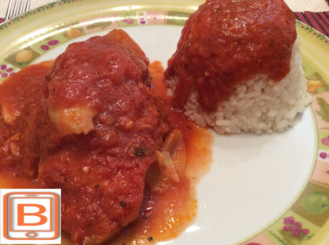 Bacalao con tomate y arroz blanco de guarnición