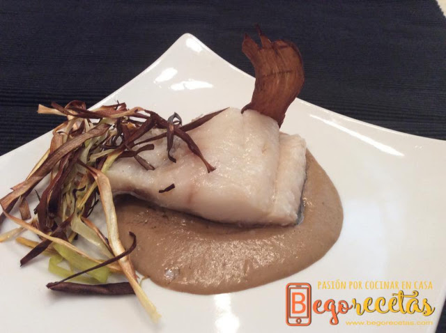 Bacalao confitado con cremoso de boletus y crujiente de puerros
