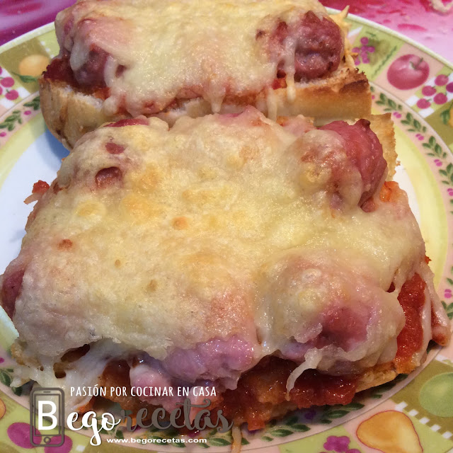 Paninis de salchicha y queso