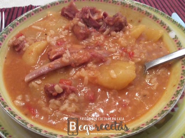 Costillas adobadas con patatas y arroz
