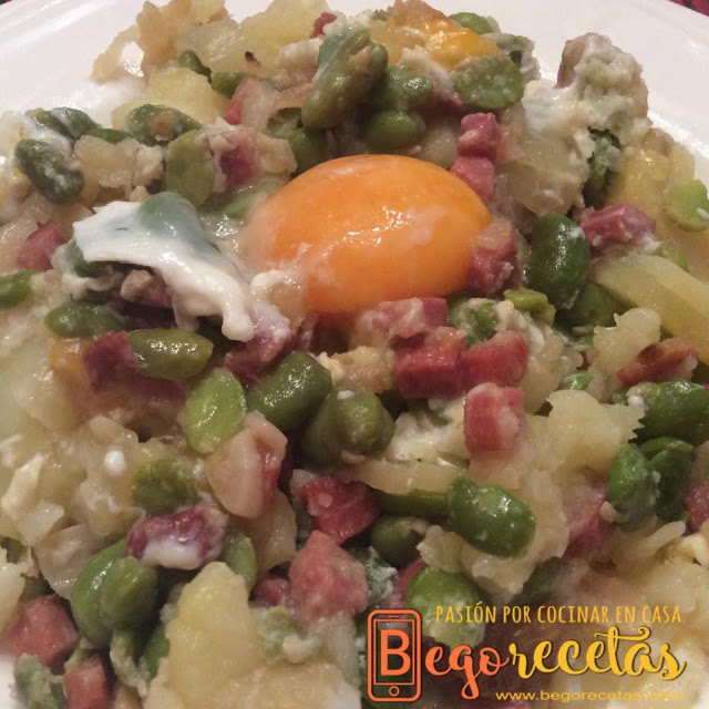 Habitas con jamón, patata y huevo