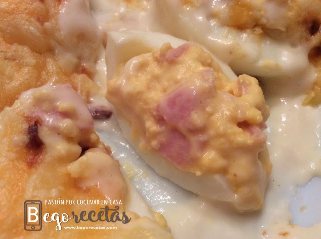 Huevos cocidos con jamón de york y bechamel