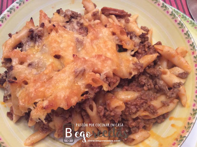 La maravillosa humildad de la pasta, macarrones con carne picada, chorizo y tomate gratinados