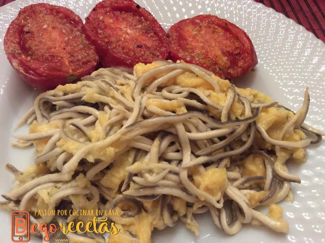 Revuelto de gulas con tomates asados