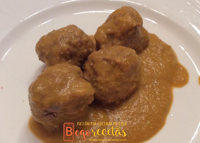 Albóndigas en salsa de almendras