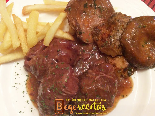 Carrilleras de cerdo en salsa de vino tinto