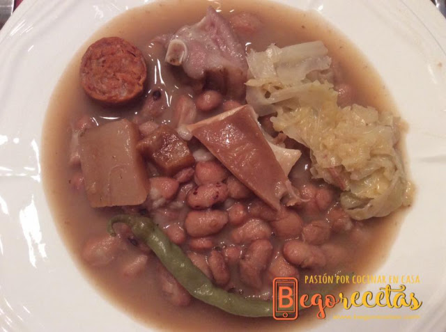 Judías pintas con oreja, rabo y chorizo