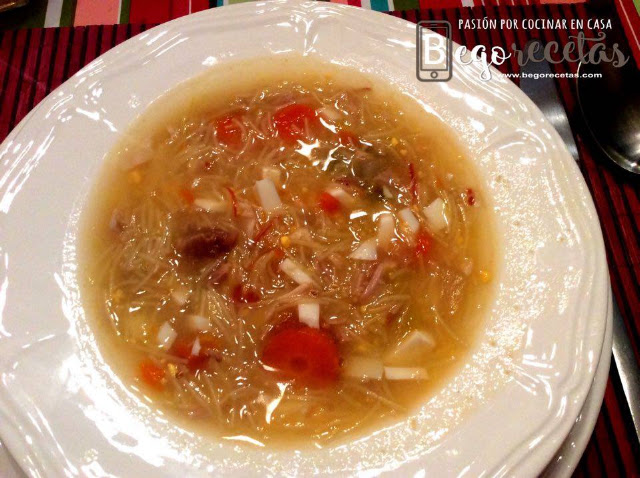 Sopa de pollo con fideos
