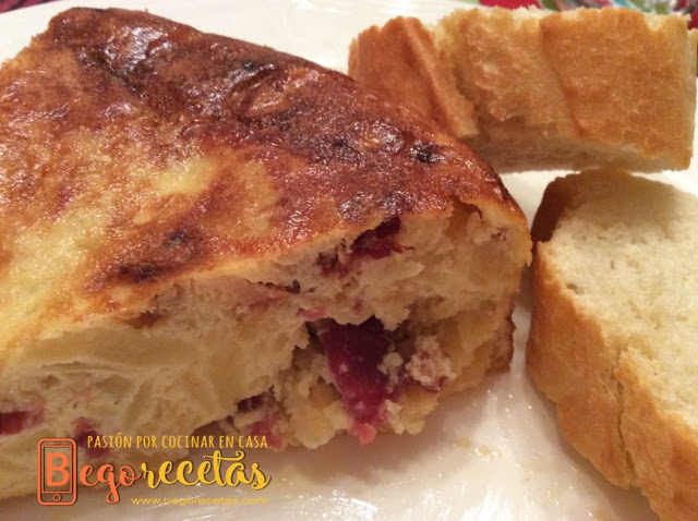 Tortilla de patata con jamón y chorizo