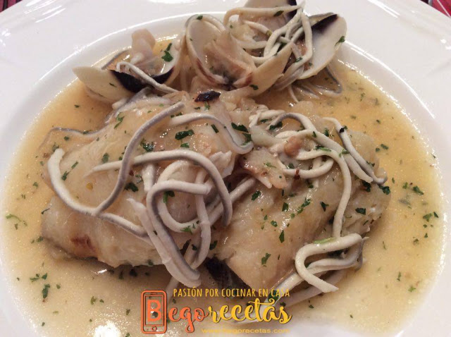 Bacalao confitado con gulas y almejas