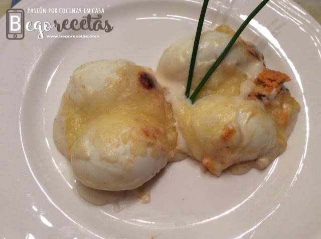 Huevos rellenos de atún y gratinados con bechamel