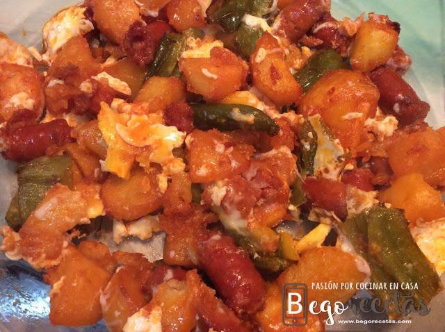 Huevos rotos con patatas, chistorra y pimientos - Cecofry