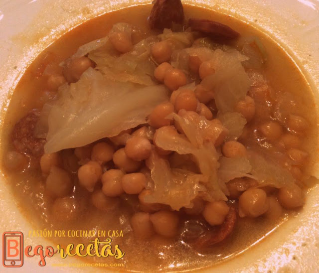Repollo guisado con garbanzos y chorizo