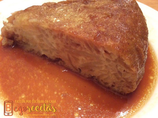 Tortilla de patatas en salsa de cebolla