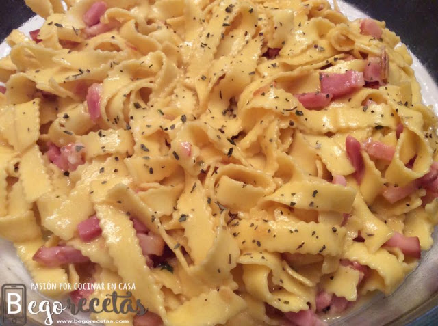 Tallarines con auténtica salsa carbonara (sin nata)