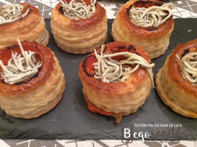 Volovanes rellenos de crema de piquillos y gulas