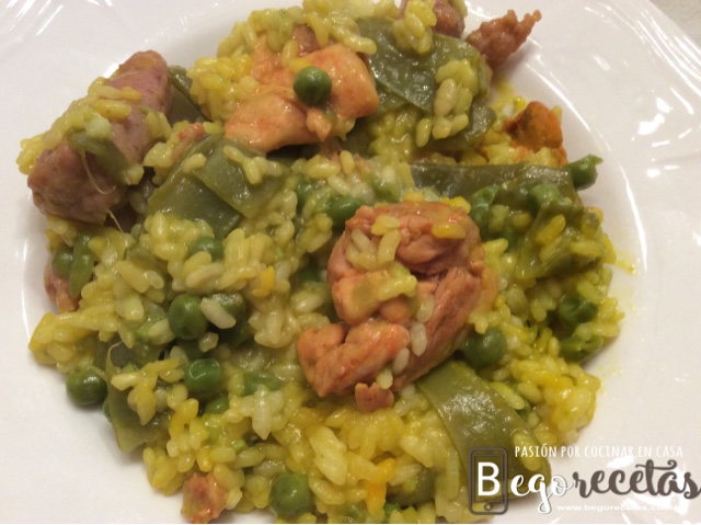 Arroz con salchichas, pollo y verduras