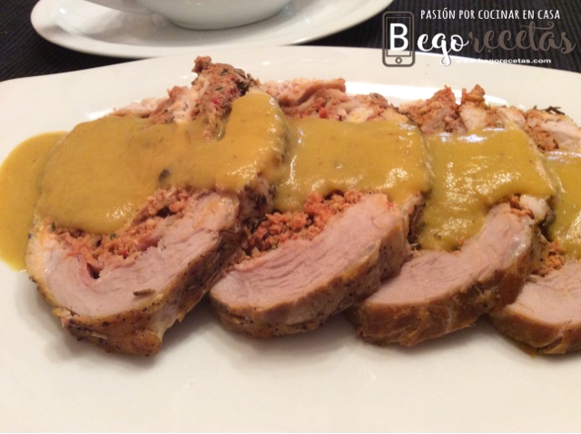 Lomo relleno con salsa de puerros y cúrcuma