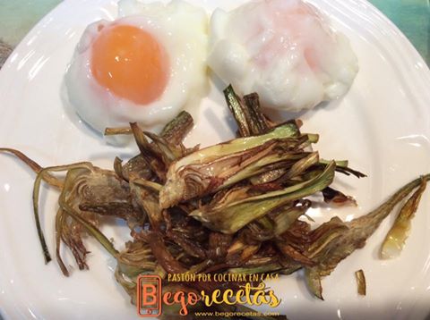 Huevos escalfados con chips de alcachofas