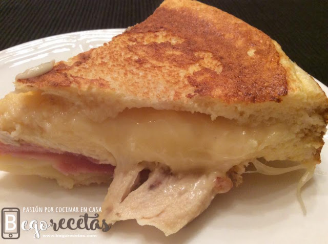 Sandwichon de pollo escalfado, queso y jamón de york