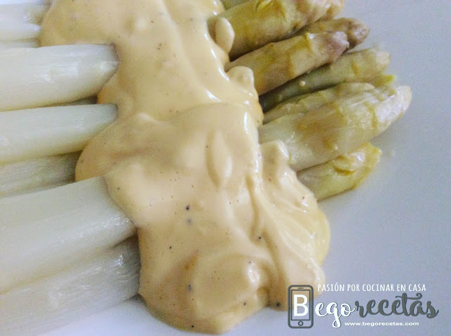 Espárragos blancos con salsa holandesa - Olla GM y Cecomix