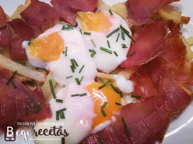 Huevos rotos con jamón y patatas - Cocina a baja temperatura