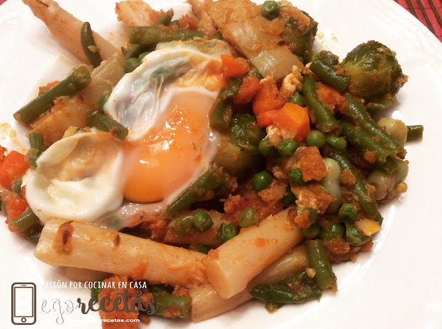 Menestra de verduras esparragada con huevo cuajado
