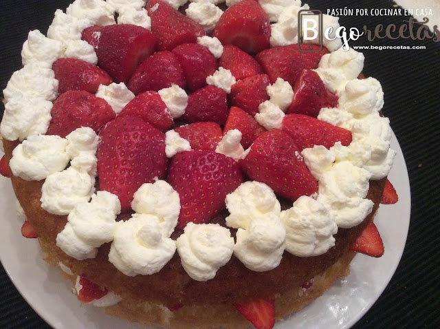 Tarta clásica de nata y fresas