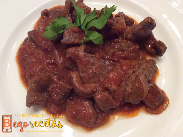 Hígado encebollado con tomate