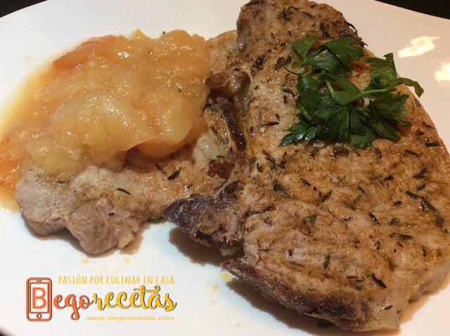 Chuleta de cerdo marinada con salsa de manzana y limón